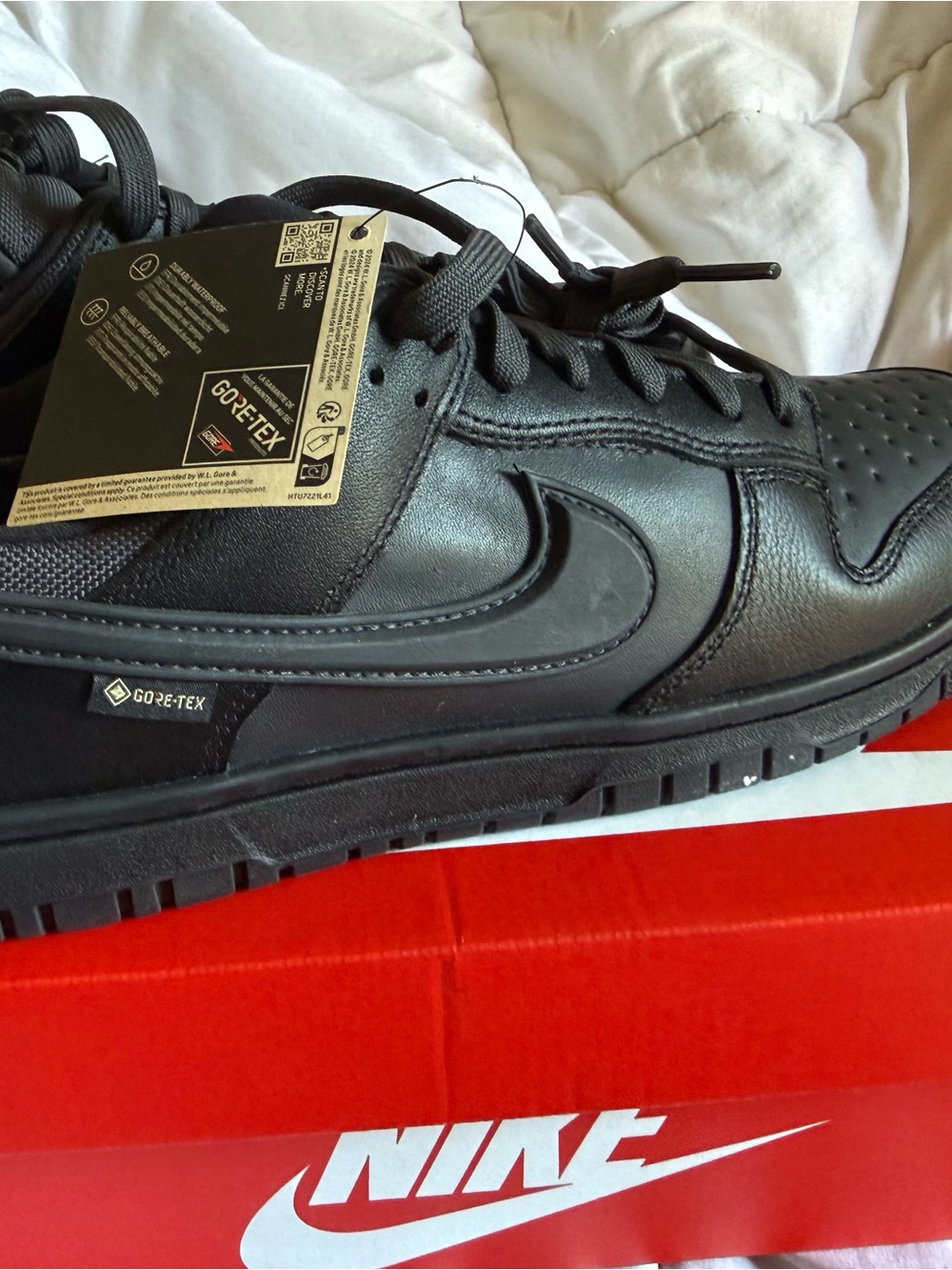 Nike Men’s Black Low-Top Leather Sneakers with GORE-TEX